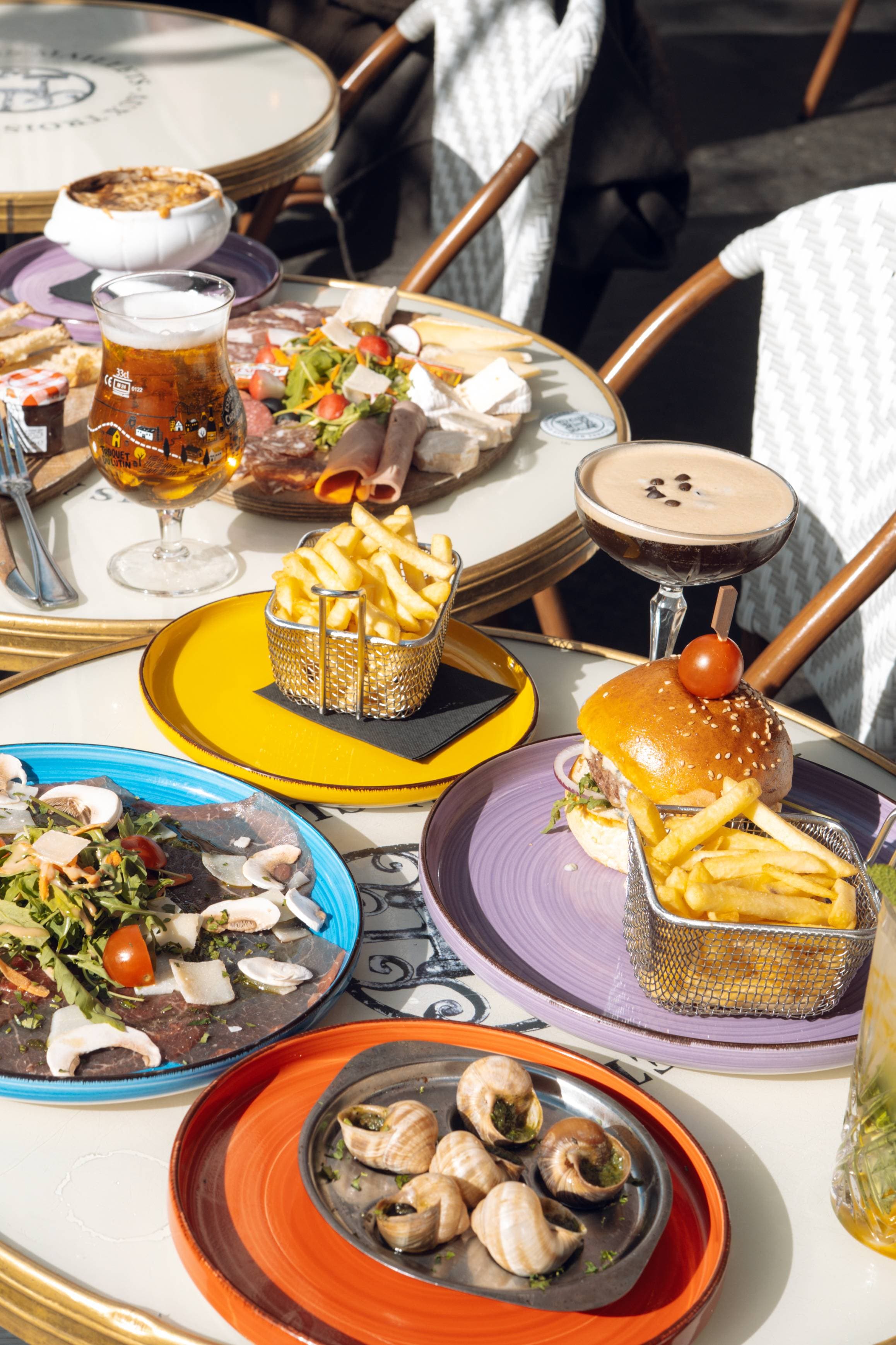 Salle principale aux lumières tamisées