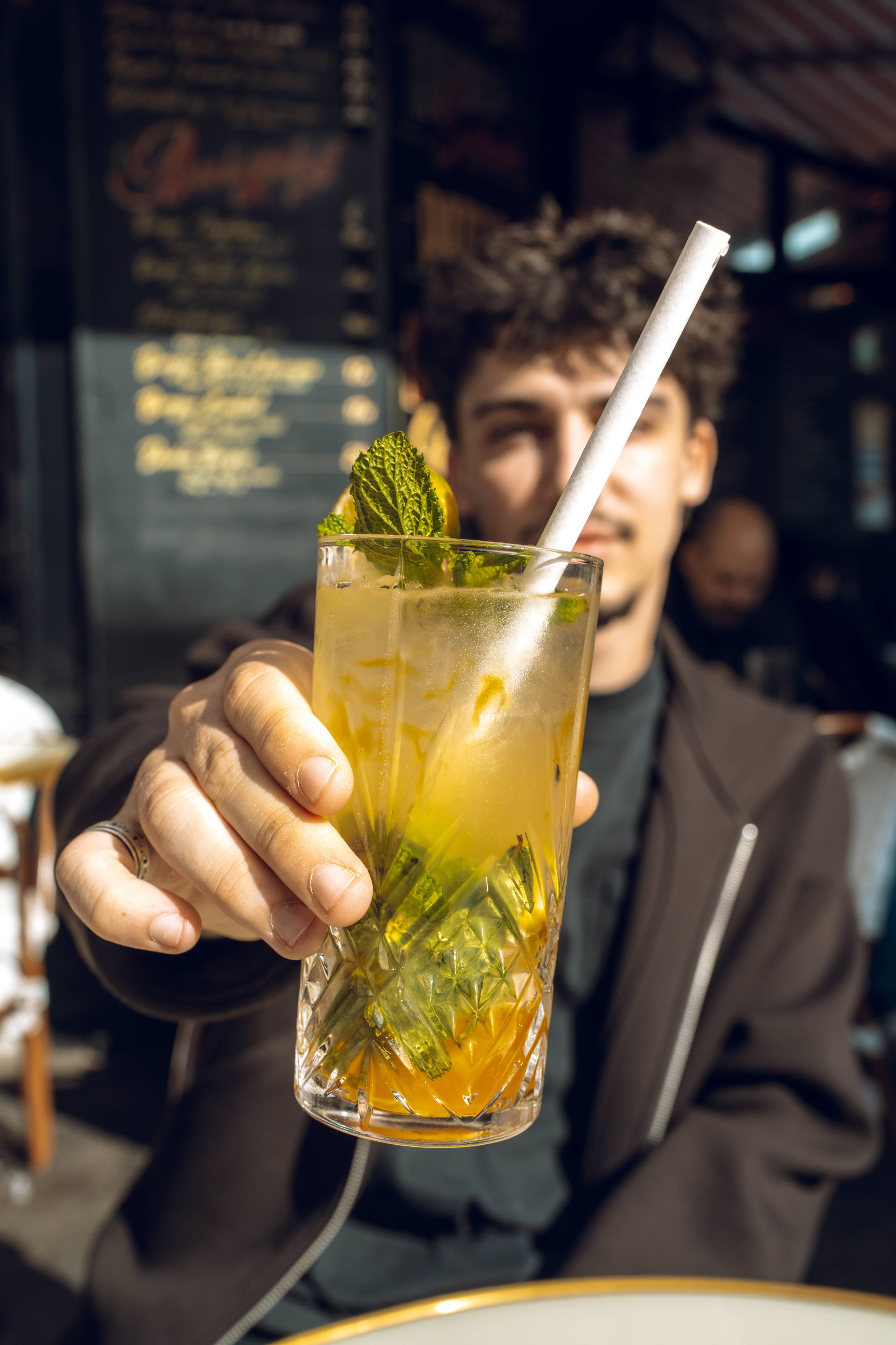 Intérieur d'Aux Trois Maillets, bistrot parisien au 67 rue Saint-Denis, Paris 1er