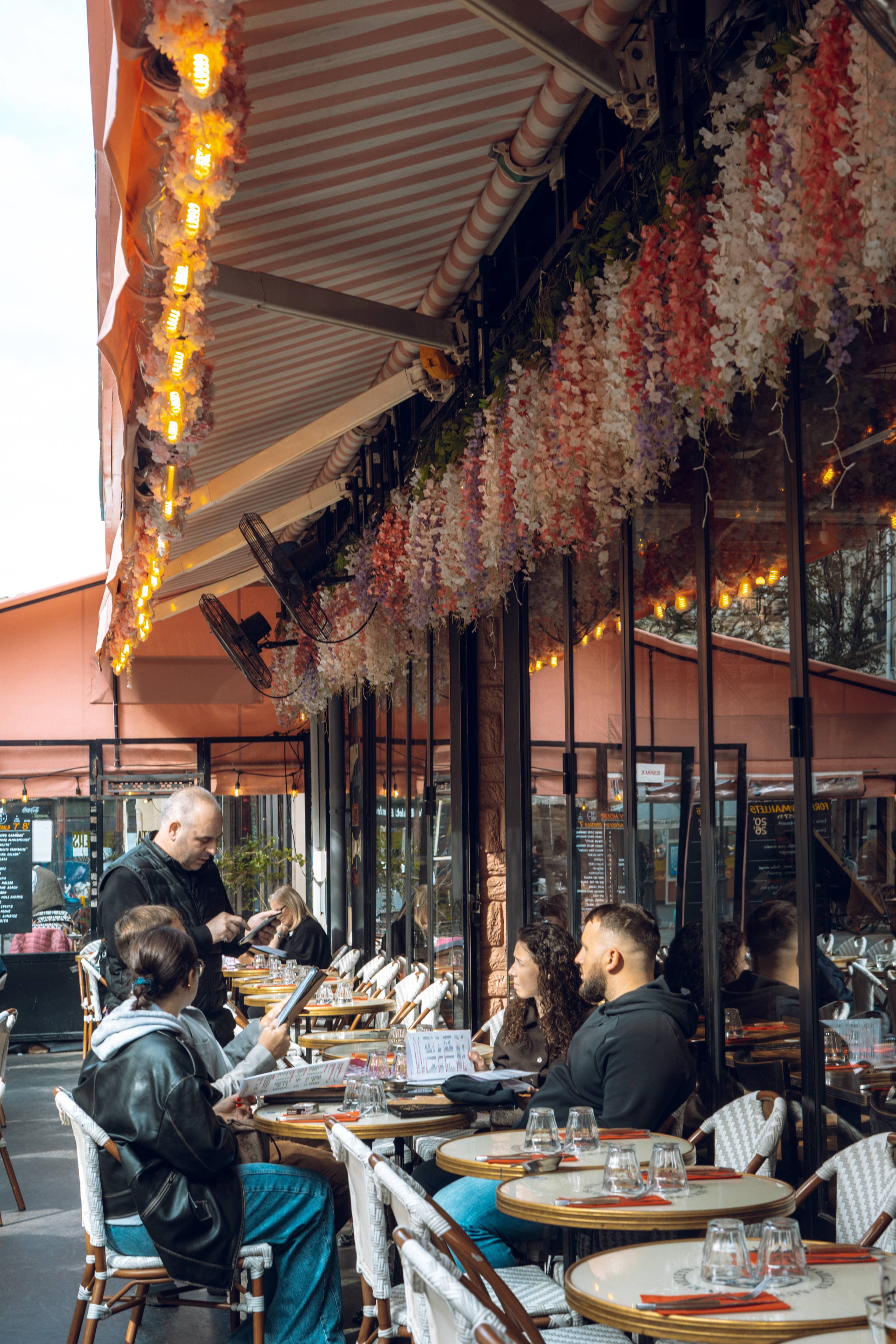 Ambiance d'Aux Trois Maillets le soir